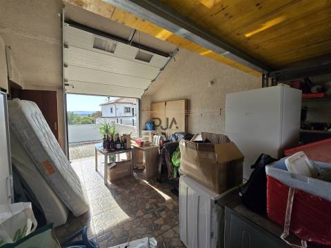 Moradia T4 com Piscina e Jacuzzi em Açores, Celorico da Beira