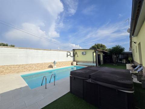 Moradia T4 com Piscina e Jacuzzi em Açores, Celorico da Beira
