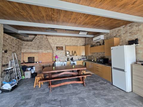 Moradia T4 com Piscina e Jacuzzi em Açores, Celorico da Beira