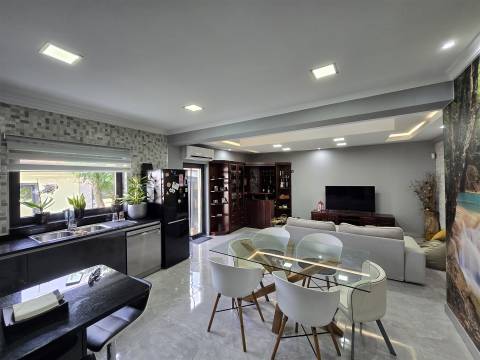 Moradia T4 com Piscina e Jacuzzi em Açores, Celorico da Beira