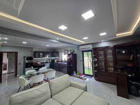 Moradia T4 com Piscina e Jacuzzi em Açores, Celorico da Beira