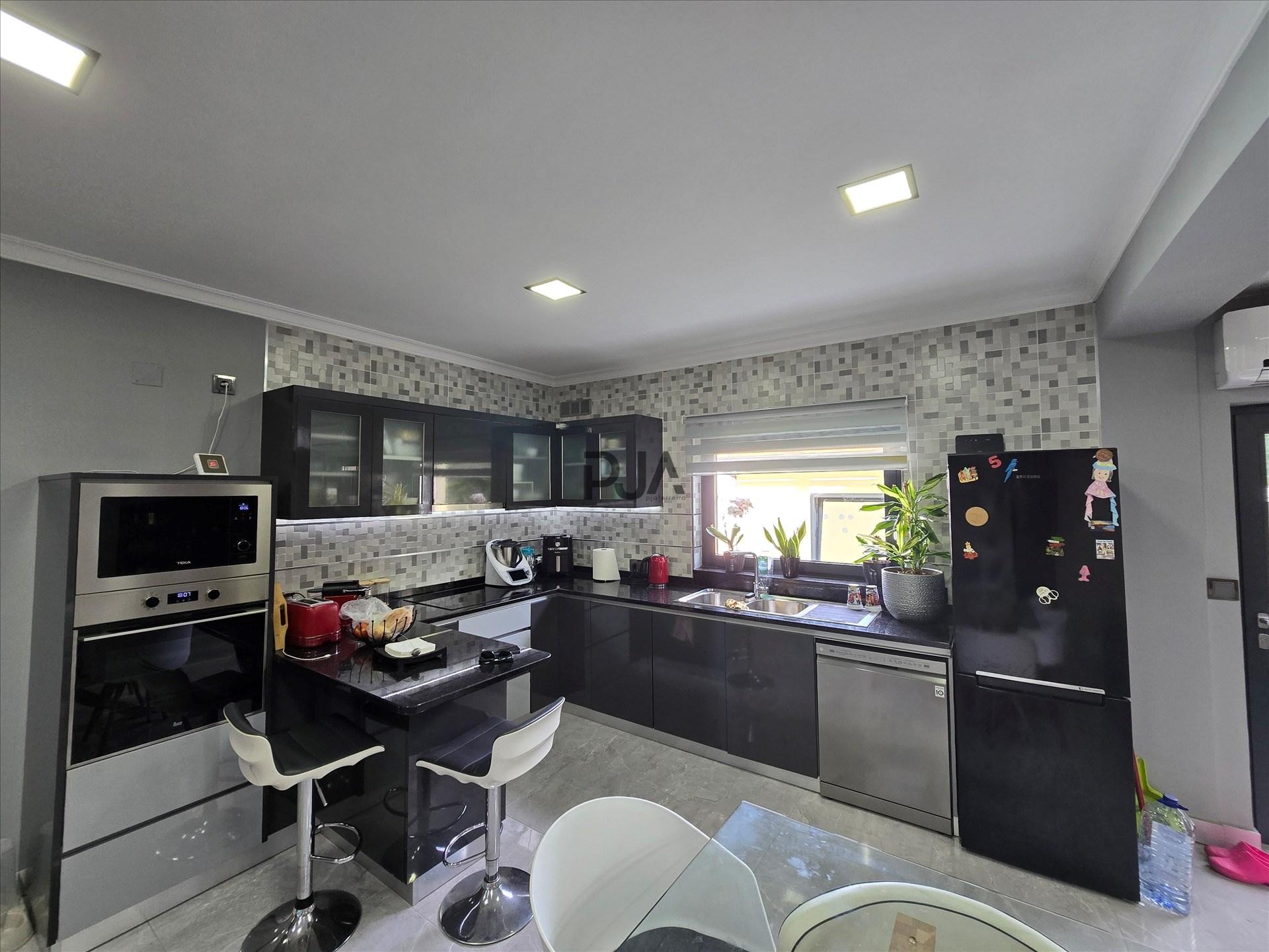 Moradia T4 com Piscina e Jacuzzi em Açores, Celorico da Beira