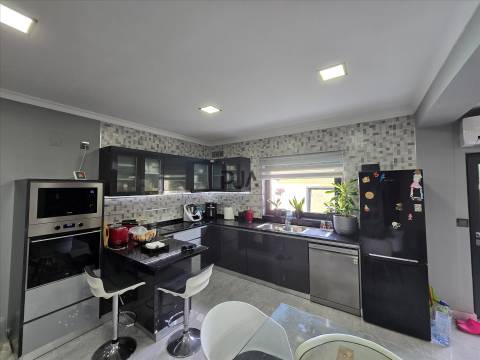 Moradia T4 com Piscina e Jacuzzi em Açores, Celorico da Beira
