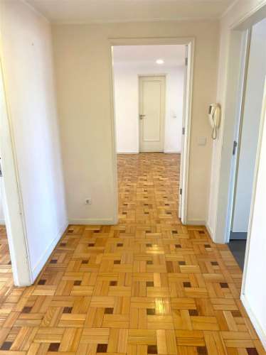 Apartamento T4 c/ varanda renovado à Av. da Boavista
