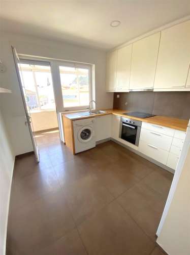 Apartamento T4 c/ varanda renovado à Av. da Boavista