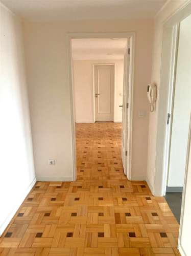 Apartamento T4 c/ varanda renovado à Av. da Boavista