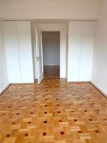 Apartamento T4 c/ varanda renovado à Av. da Boavista