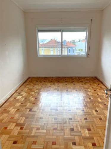 Apartamento T4 c/ varanda renovado à Av. da Boavista
