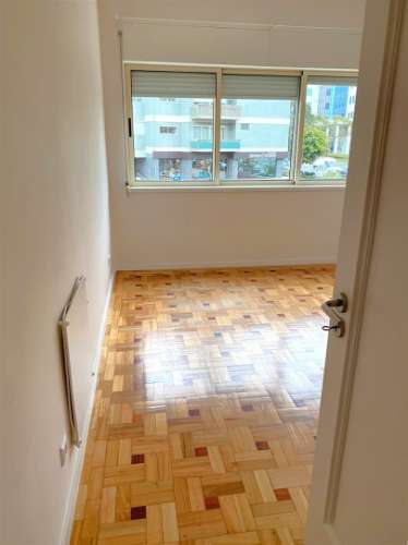 Apartamento T4 c/ varanda renovado à Av. da Boavista