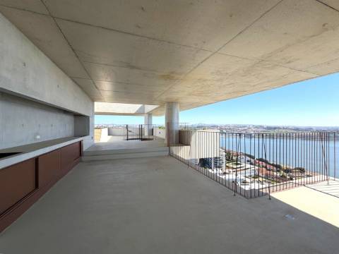 Penthouse T4 com Terraço e Piscina Privada | Foz do Douro