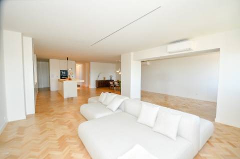 Apartamento T4 de Luxo com 3 frentes no Porto