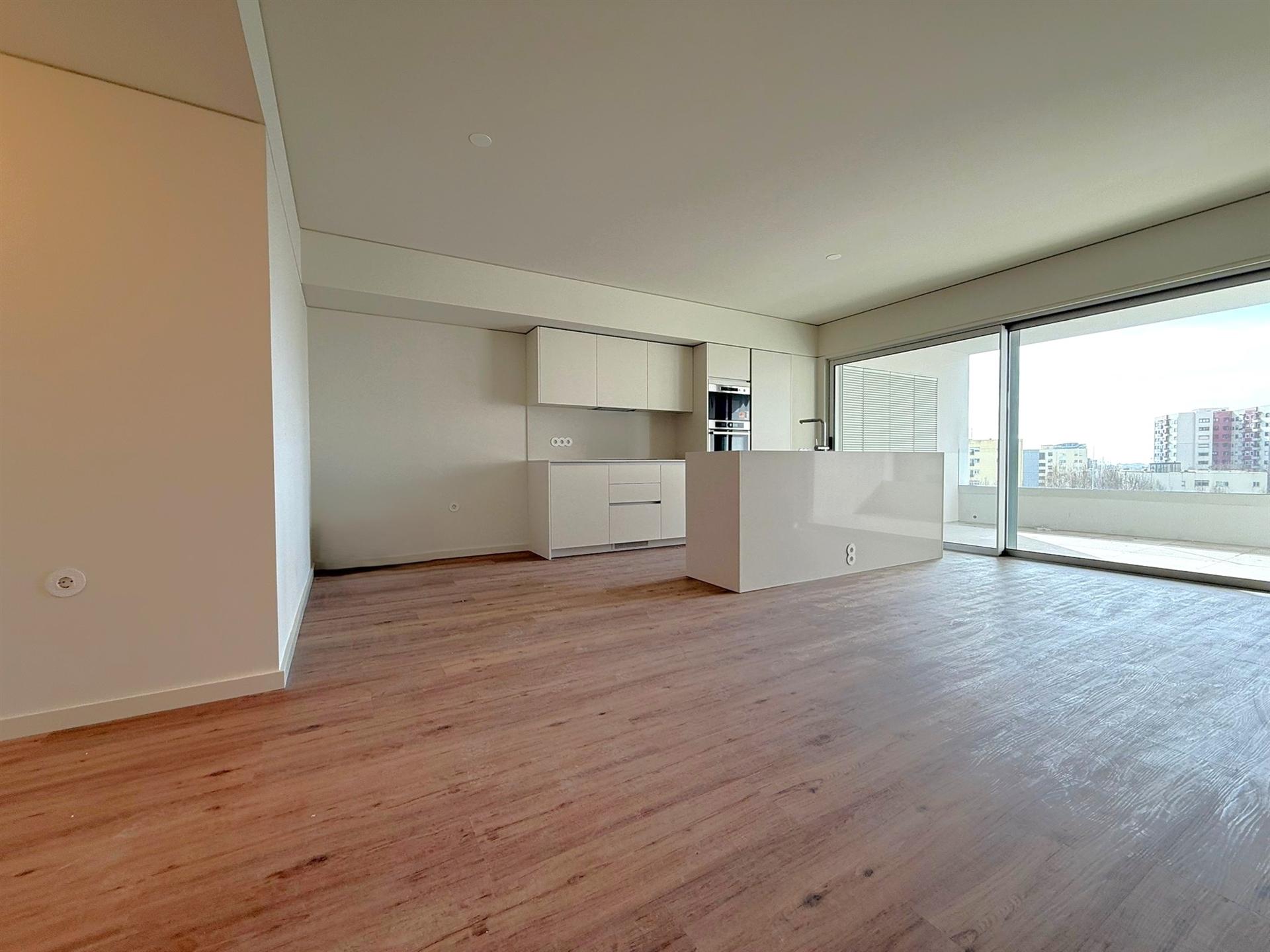 T2 NOVO no 8.º Andar c/ Varanda Sul/Poente, Garagem e Arrumo em Ramalde