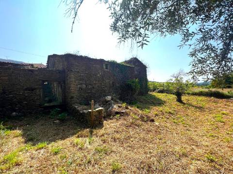 Terreno com ruína e anexos | Orbacém