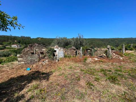 Terreno com ruína e anexos | Orbacém