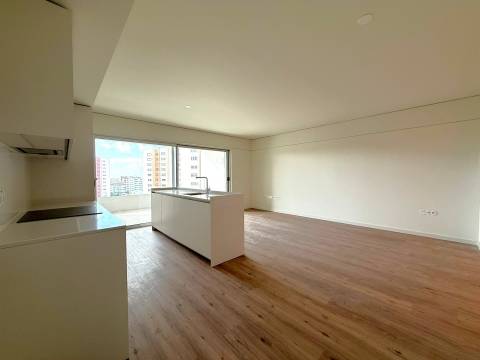 T2 no 8.º Andar c/ Varanda Sul/Poente, Garagem e Arrumo em Ramalde