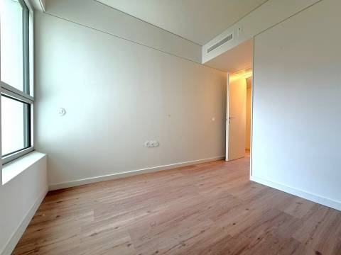 T2 no 8.º Andar c/ Varanda Sul/Poente, Garagem e Arrumo em Ramalde