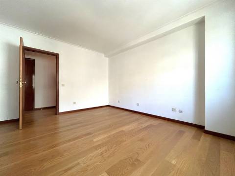 T4 para arrendamento | Varanda e Garagem | Foz do Douro