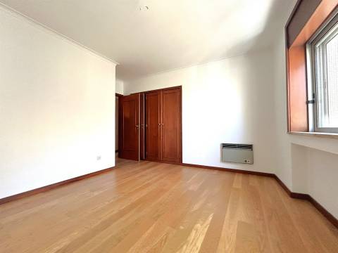 T4 para arrendamento | Varanda e Garagem | Foz do Douro
