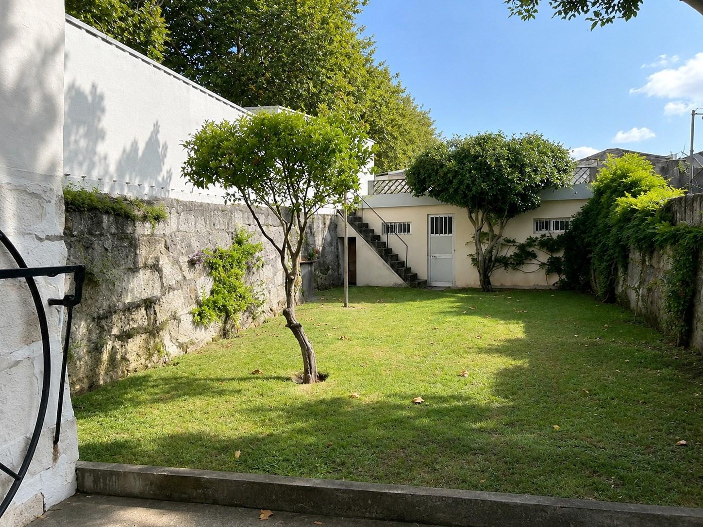 Moradia p/ reabilitar na Foz com jardim