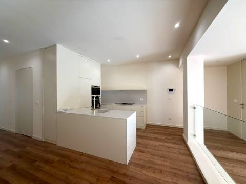 T1+2 | Remodelado e decorado com Jardim | Metro Campo 24 de Agosto | Porto