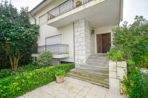 Moradia T7 na Foz | Jardim, Terraço, garagem e enorme potencial