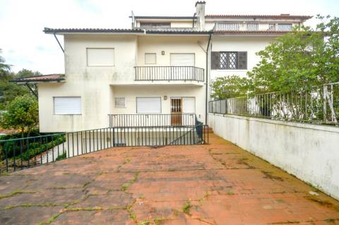Moradia T7 na Foz | Jardim, Terraço, garagem e enorme potencial