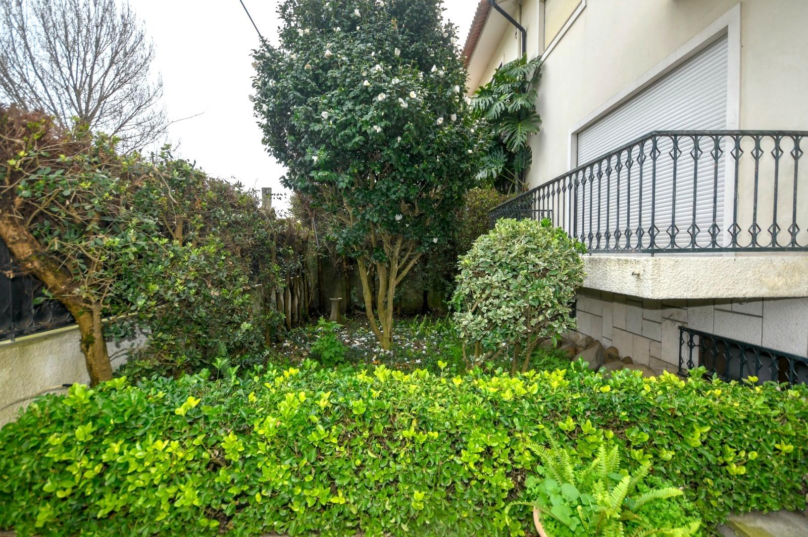 Moradia T7 na Foz | Jardim, Terraço, garagem e enorme potencial