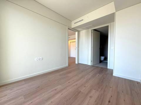 T1 c/ Varanda Sul/Poente, Garagem e Arrumo em Ramalde