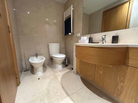 Apartamento T3 com Varanda junto à Praça do Império – Foz do Douro