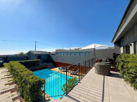 Moradia T2 com piscina e vista mar em Lavra