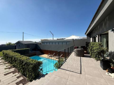 Moradia T2 com piscina e vista mar em Lavra