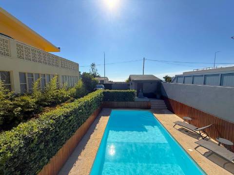 Moradia T2 com piscina e vista mar em Lavra