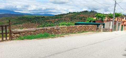 Terreno urbano em Vila Seca, Armamar, disponível para construção de armazém agrícola.