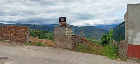 Terreno urbano em Vila Seca, Armamar, disponível para construção de armazém agrícola.