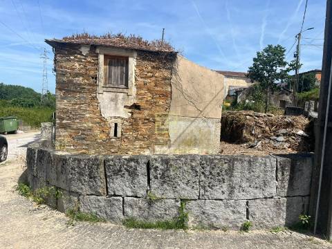 Casa em Xisto para Recuperar em Sobreira – Paredes | 25 min do Porto