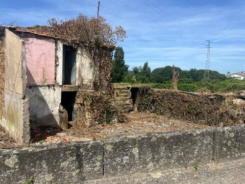 Casa em Xisto para Recuperar em Sobreira – Paredes | 25 min do Porto