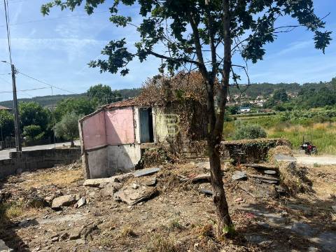 Casa em Xisto para Recuperar em Sobreira – Paredes | 25 min do Porto
