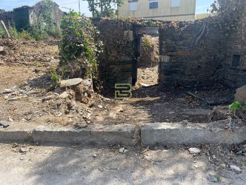 Casa em Xisto para Recuperar em Sobreira – Paredes | 25 min do Porto
