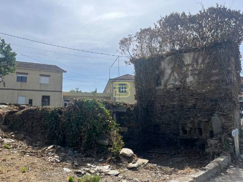 Casa em Xisto para Recuperar em Sobreira – Paredes | 25 min do Porto