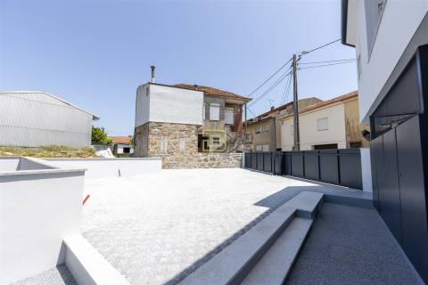 APARTAMENTO T2 totalmente RENOVADO, cozinha em OPEN SPACE, 2 Lugares de Estacionamento Privados