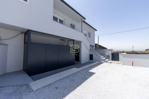 APARTAMENTO T2 totalmente RENOVADO, cozinha em OPEN SPACE, 2 Lugares de Estacionamento Privados