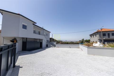 APARTAMENTO T2 totalmente RENOVADO, cozinha em OPEN SPACE, 2 Lugares de Estacionamento Privados