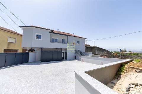 APARTAMENTO T2 totalmente RENOVADO, cozinha em OPEN SPACE, 2 Lugares de Estacionamento Privados