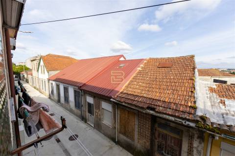Apartamento, originalmente T3 e atualmente transformado em T4, em Campanhã, Porto