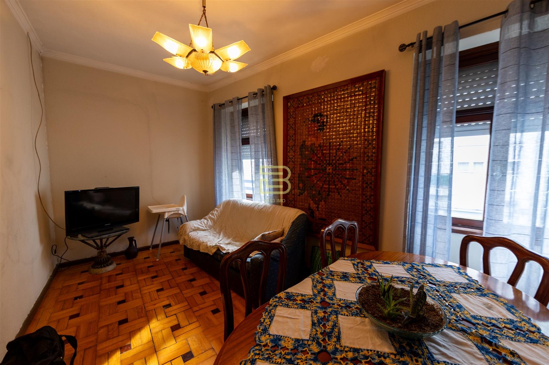 Apartamento, originalmente T3 e atualmente transformado em T4, em Campanhã, Porto