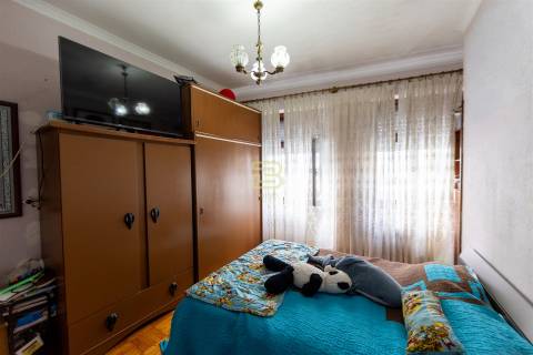Apartamento, originalmente T3 e atualmente transformado em T4, em Campanhã, Porto