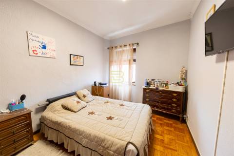 Apartamento, originalmente T3 e atualmente transformado em T4, em Campanhã, Porto