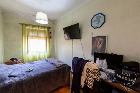 Apartamento, originalmente T3 e atualmente transformado em T4, em Campanhã, Porto