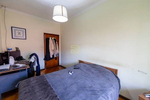 Apartamento, originalmente T3 e atualmente transformado em T4, em Campanhã, Porto