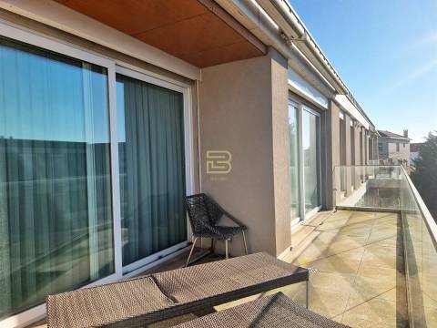 Apartamento T4 de luxo localizado próximo do Jardim de Serralves na Foz do Douro.